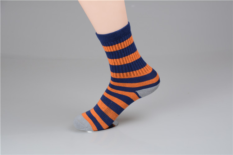 Contrasting colors crew socks