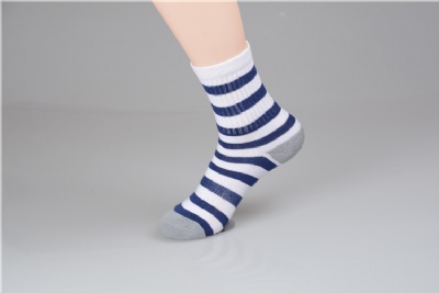 Contrasting colors crew socks