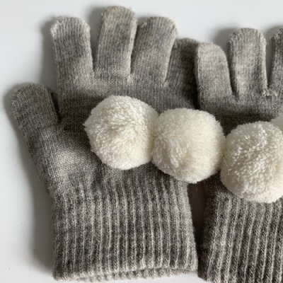 Cute pompom gloves